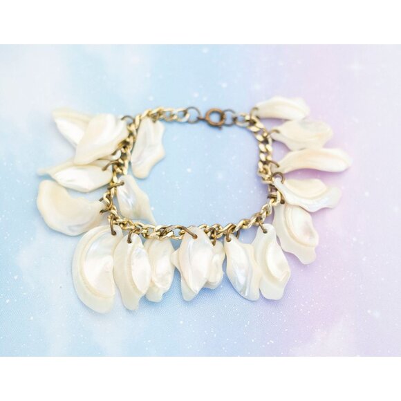 Vintage White Shells Bracelet | Gold Tone Bracelet | 7.5 inch | Shell | J12 - Picture 1 of 3